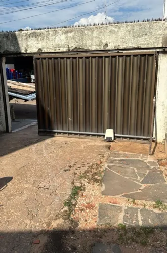 Portão de aluminio com porta e motor