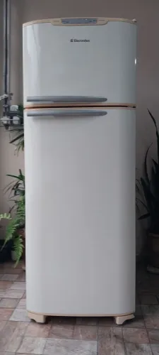 Vendo uma geladeira eletrolux frost free capacidade 440 litros funcionado perfeitamente