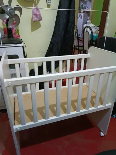 Berço de bebê com colchão