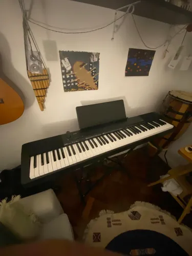 [ÚNICO DONO] PIANO DIGITAL CASIO CDP-135 COM ESTANTE DUPLO X ONSTAGE 