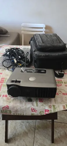 Projetor Dell 2400 MP funcionando