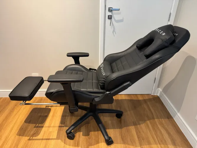 Cadeira Gamer Reclinável com Apoio para os Pés | Excelente Estado | Muito Confortável