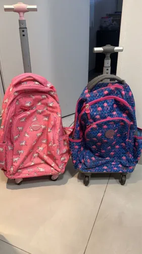 Mocinha escolar de carrinho