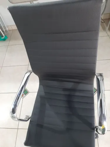 Cadeira de escritório estilo presidente - Preta