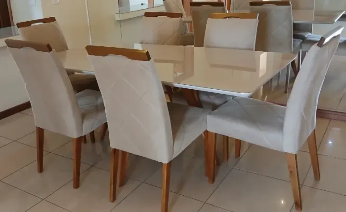 Mesa em laca com vidro na cor off white + 6 cadeiras
