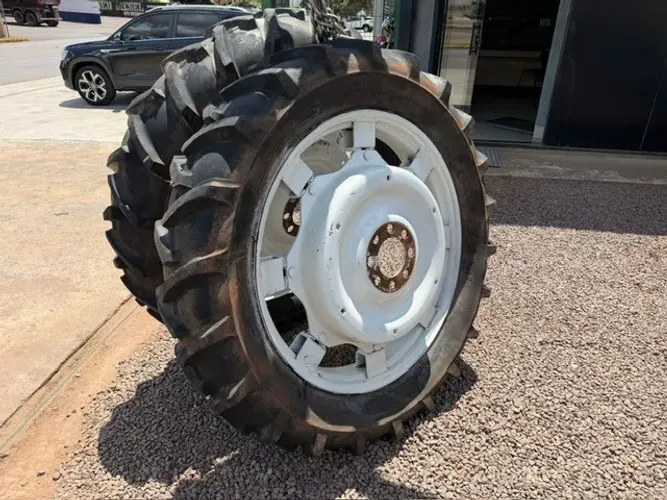 Par Pneus Finos 12.4-38 completo