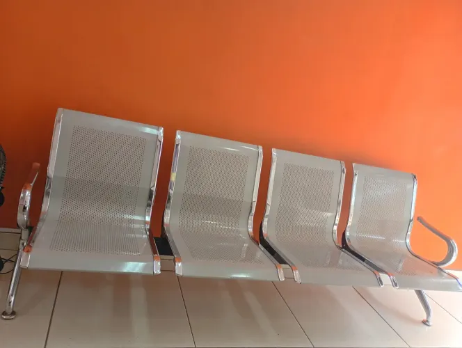 Longarina de 4 lugares, em bom estado e ótimo preço!
