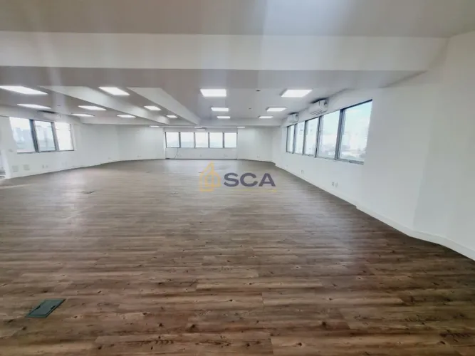Conjunto comercial de 204m² com 3 banheiros e 4 vagas em Cidade Monções - SP