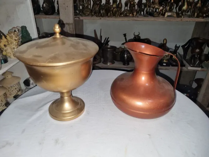 2 lindas peças pra decorar sua casa feitas de latão sendo uma jarra e uma espécie 