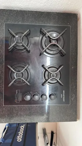 Cooktop com pedra e móvel