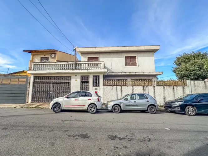 Sobrado para venda em Jardim Regina com 3 quartos, 230m²