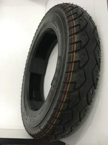 Um pneu 3.00 - 10 aro 10 para moto, scooter, bike elétrica