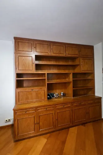 Móveis em Madeira Maciça - Cristaleira + Mesa com 4 Cadeiras