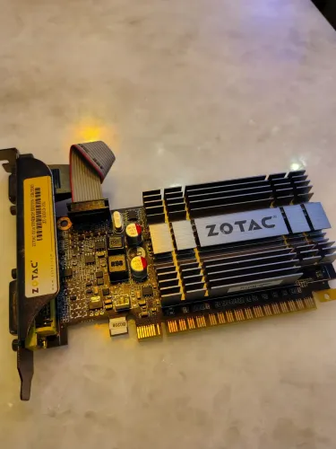 Placa de vídeo Nvidia G210 
