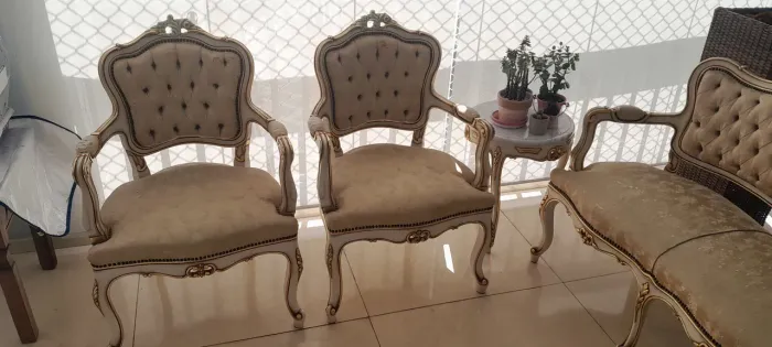 Sofa, poltronas e mesa lateral