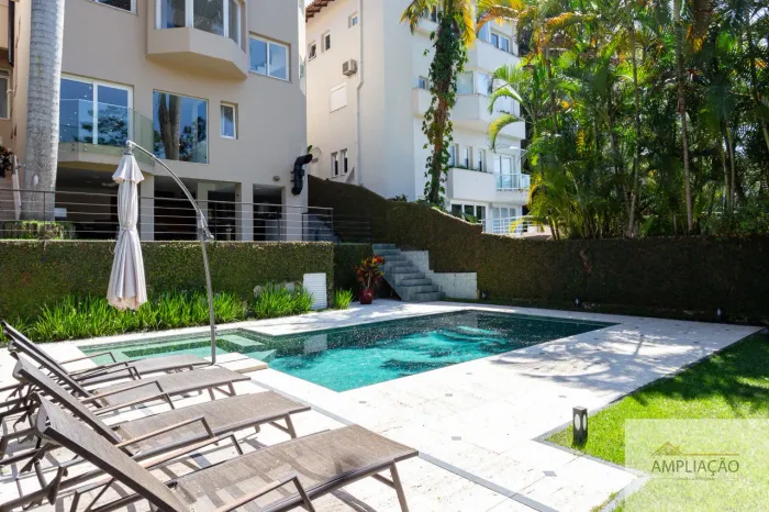 Casa em Condomínio, 530mts, 3 suítes, 3 vagas, no Morumbi