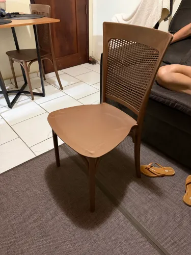 Cadeira de plastico marrom