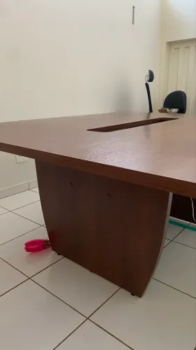 Mesa de 8 lugares com tomada 
