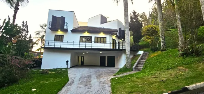 Casa com 5 Quartos e 3 Suítes para Locação em Condomínio Fechado em Arujá Jardim Imperial