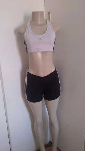 Conjunto de shorts e top Adidas