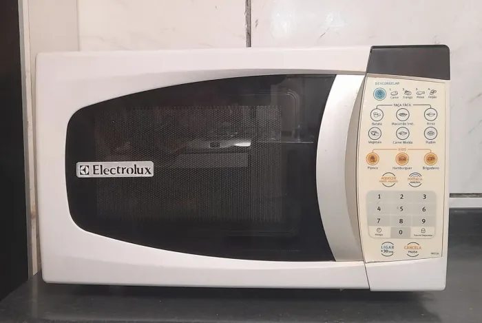 Estou vendendo um microondas Electrolux 18L