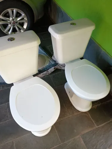 Vendo 2 vasos novos completos com assento