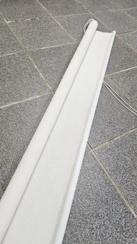 Cortina persiana semi black-out, nao escurece totalmente, tem proteção solar 1,33x1,10
