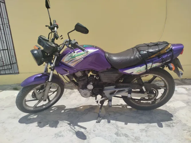 Honda strada CBX 200 emplacada em ponto de transferir 