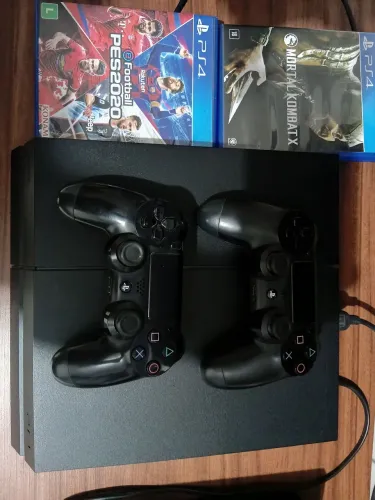 Play station 4 com duas manetes e 2 jogos originais