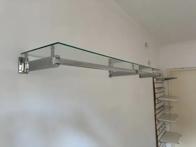 Prateleira em vidro, com cabideiro aço cromado, para loja roupas_1,8x0,3m