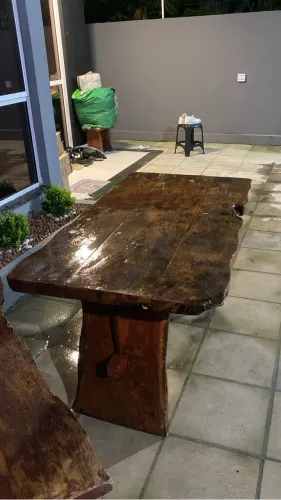 Mesa de madeira com 2 bancos
