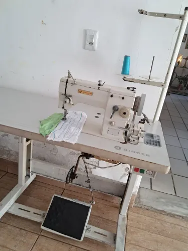 Máquina reta com zigue-zague singer