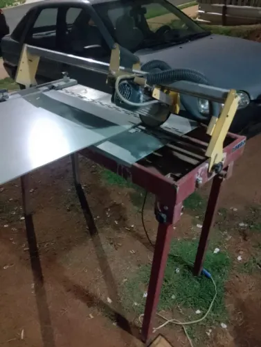 Vende se uma máquina esquadria de bancada pra pisos