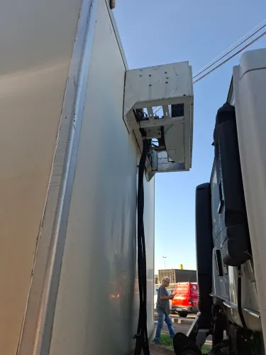 Vendo Bau Refrigerado pra truck 14 paletes marca da Facchini altura 2.00