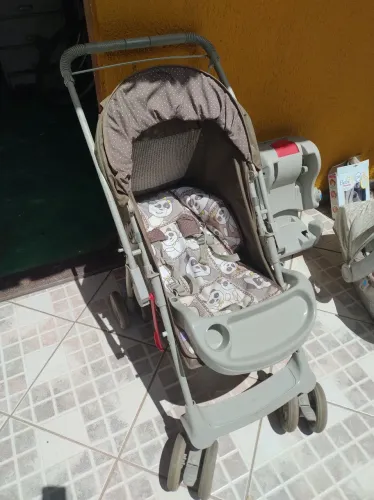 Carrinho de bebe e bebe conforto