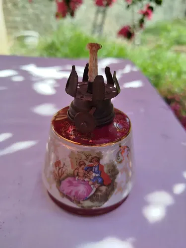 Mini lampião ou lamparina a querosene vintage de porcelana com pintura romântica