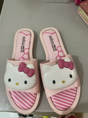 Vendo Melissa hello kitty bem conservado tamanho 3334