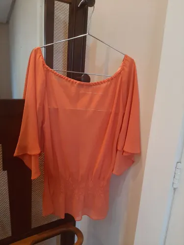 Bata de crepe, estilo ciganinha, com mangas, lastex abaixo da cintura, tamanho 38.