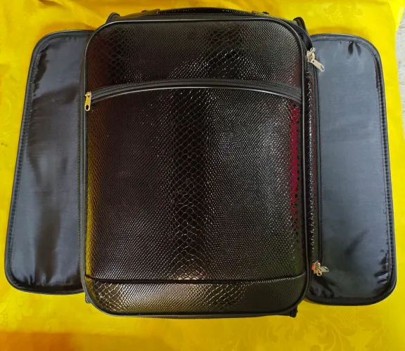 Mala preta falso couro tamanho médio