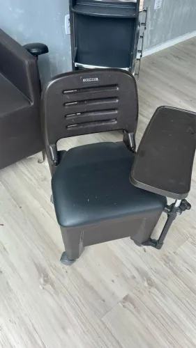 Cadeira de Manicure Dompel com Apoio para Mãos - Excelente Estado