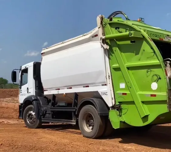 Caminhão compactador de lixo