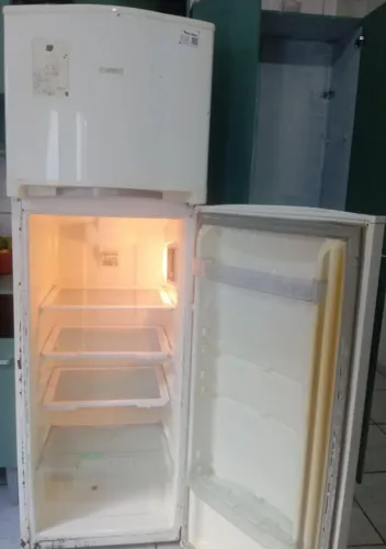 Vendi geladeira usada no estado que está na foto