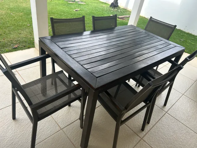 Mesa retangular com cadeiras