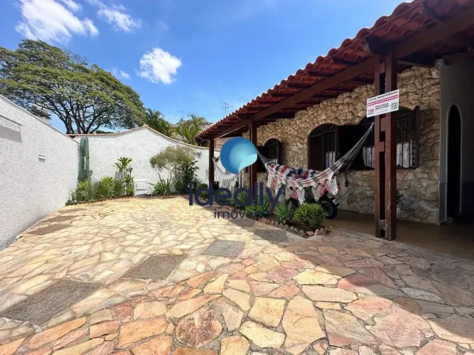 Casa Linear 3 Quartos à Venda - 3 Vagas - 1 Suíte - 2 Salas - Varanda - Bairro Ouro Preto