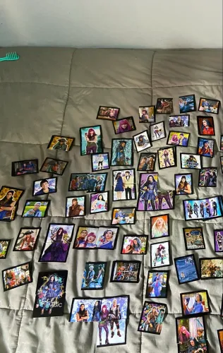 Lote figurinhas do álbum descendentes 2 (você monta o lote de 20 figurinhas)