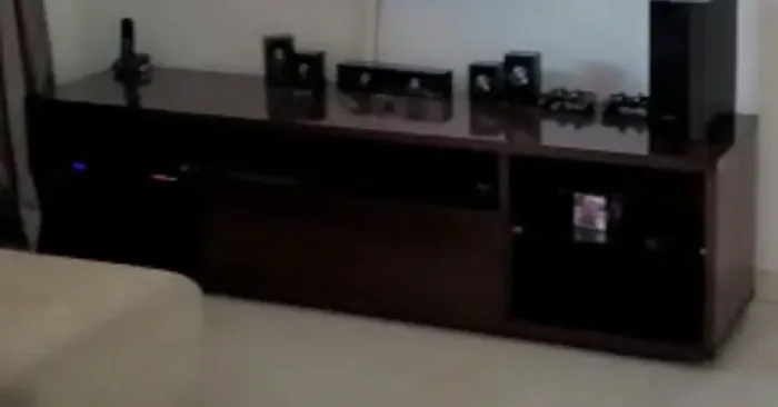 Rack madeira com prateleiras de vidro