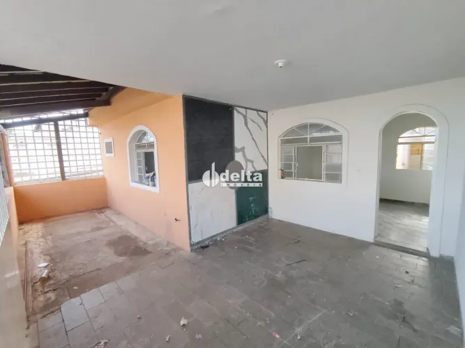 Casa com 3 quartos sendo 1 suíte disponível para venda no bairro Daniel Fonseca em Uberlân