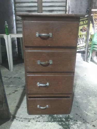 Vendo está comoda de Madeira de lei