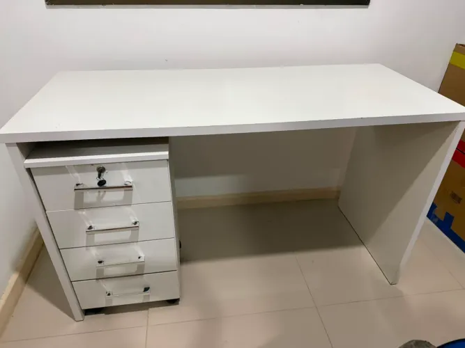 Escrivaninha com gavetas 