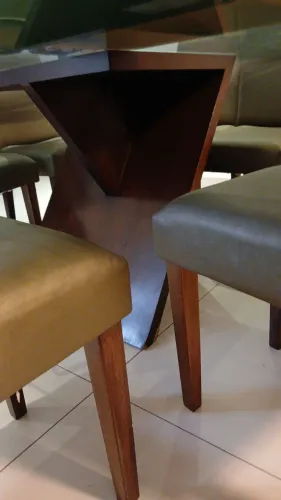 Mesa quadrada de jantar e 8 cadeiras